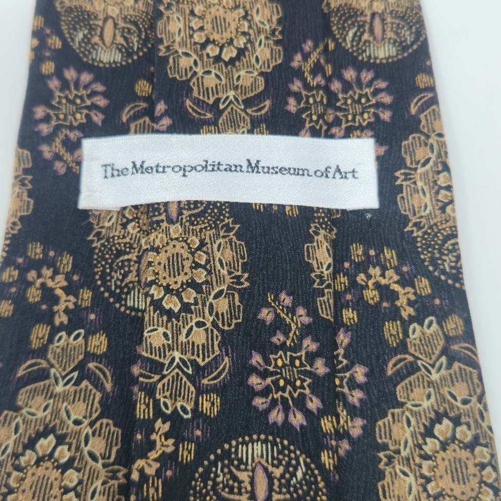 The Metropolitan Museum of Art Black and Gold Tapestry Medallion 100% Silk Tie - Picture 6 of 7